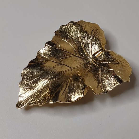 Large Gold Tone Lightweight Metal Leaf Scarf Clip - Picture 1 of 13